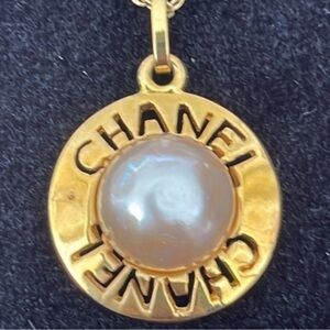 Chanel round gold /pearl calluses pendant charm